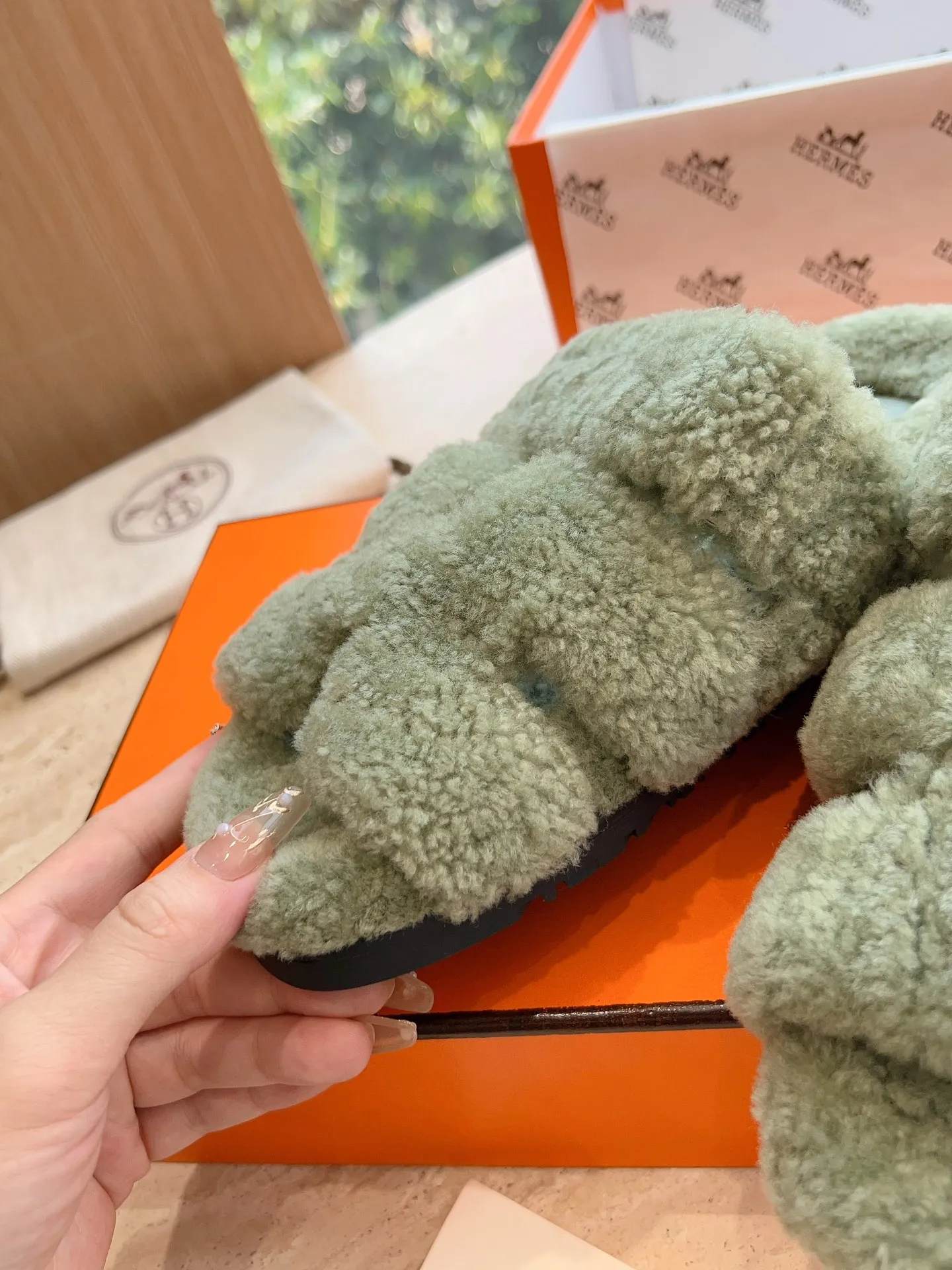 👟👟Ex-factory price 500👟👟 (Top version) Hermes Hermès Second Uncle Fur Slippers Can be made without standard: [Note: No standard needs to be customized] In 2024, the official website and Xiaohongshu will synchronize the latest color matching Hermès hot models, upgraded workmanship, high quality! Fashionable small wool H-slip autumn and winter style flat-soled wool mop. Fabric: Imported lamb's roll real wool. Lining: Imported lamb's roll real wool. Outsole: Genuine leather outsole. Size: 35-43, [Note: 41, 42, 43 customized]